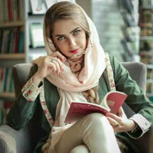 ابنة زعيم القبيلة تقرأ 1 ابنة زعيم القبيلة تقرأ