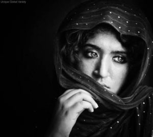 ابنة زعيم القبيلة تقرأ 2 ابنة زعيم القبيلة تقرأ