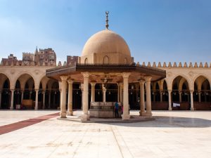 جامع عمرو بن العاص من أقدم الجوامع فى مصر التّى تتميز بالعراقة الشديدة وعظمة البنيان، يعتبر من أكبر المساجد التى أسست فى العمارة الاسلامية.