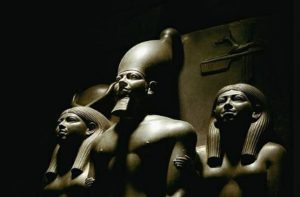 المتحف المصري يكتشف نفسه من جديد بعد مرور 120 عاما على افتتاحه 2 تمثال الملك منكاورع