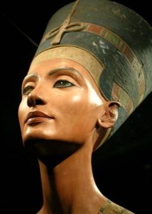 الذكرى الـ 110 لاكتشاف تمثال نفرتيتي.. إليك تفاصيل هذا الحدث 1 اكتشاف تمثال نفرتيتي