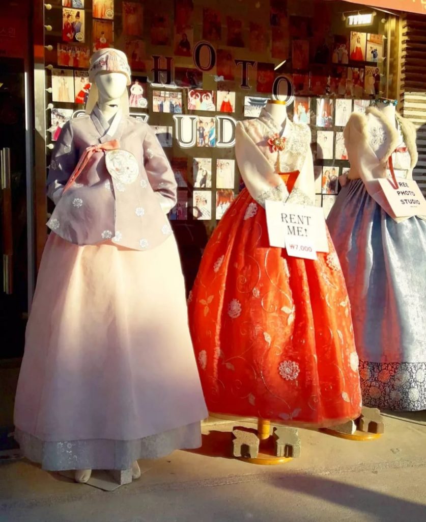 رأس السنة الكورية.. وأبرز 4 مظاهر للاحتفال بها 3 اللباس التقليدي "Hanbok" للاحتفال برأس السنة الكورية