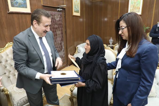 زبيدة عبدالعال.. حلم سيدة اقتربت على ال 90 3 تكريم السيدة زبيدة من محافظ المنوفية