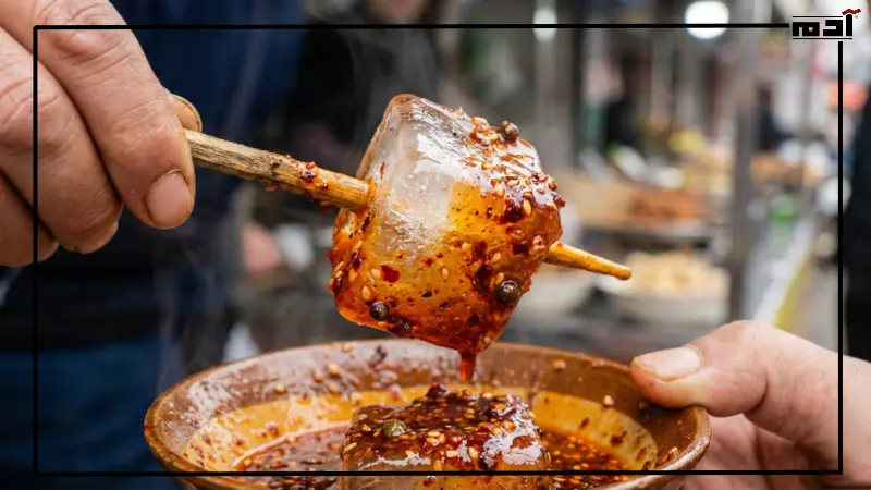 وجبة الثلج المشوي بالصلصات والبهارات في شوارع الصين
