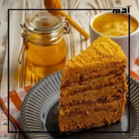 طريقة عمل كيكة العسل.. خطوات بسيطة ومذاق لا مثيل له 3 طريقة تزيين كيكة العسل