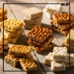 مجموعة من حلويات المولد المصرية المصنوعة منزليًا، تظهر ملمسها الطبيعي وألوانها الحقيقية