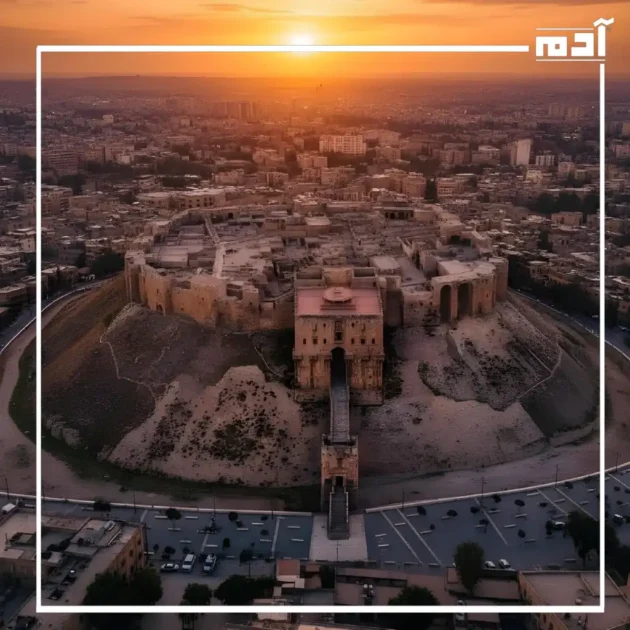 قلعة حلب تظهر تفاصيل أسوارها وأبراجها مع إطلالة بانورامية على المدينة